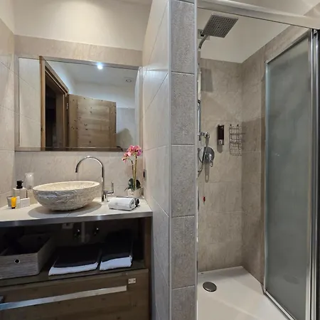 Apartment House Snc Di Elisa Baroni E Beatrice Dei Cas *